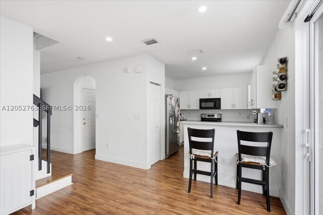 Building Photo - 976 NE 42nd Ave