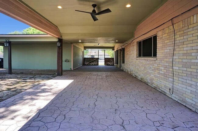 Building Photo - 9611 Huntington Hill Dr
