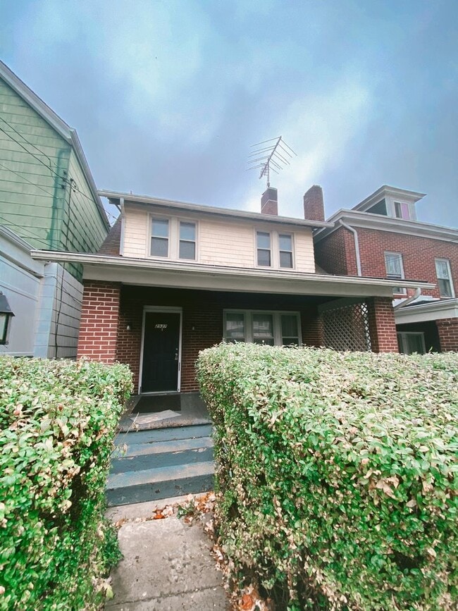 Building Photo - Large 3 Bedroom with Central AC in Sheraden