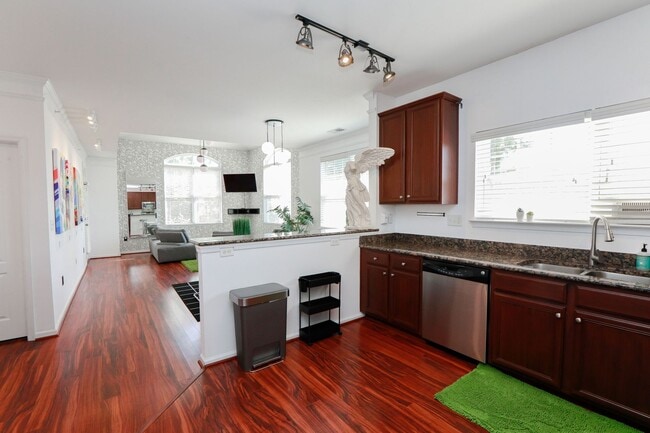 Building Photo - Riverside  Condo-RARE-Ready Jan 26