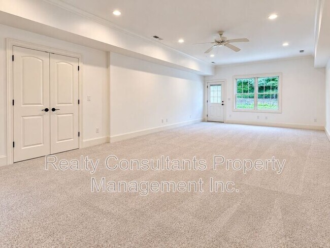 Building Photo - 7517 Henson Forest Dr