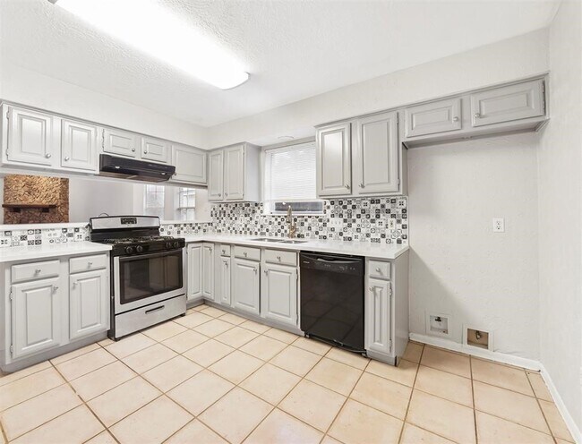 Building Photo - 23227 Timberbrook Dr