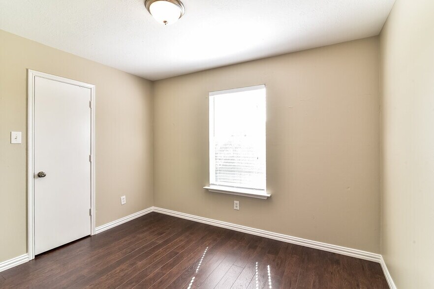 Building Photo - 9010 Walworth Dr