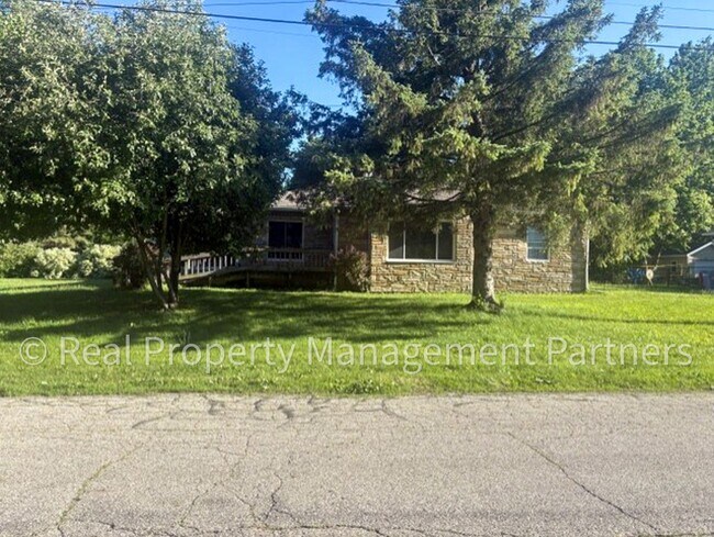 Building Photo - Charming 3 Bed 1 Bath Corner-Lot Ranch on 0.25+ Acres - Lawncare Included
