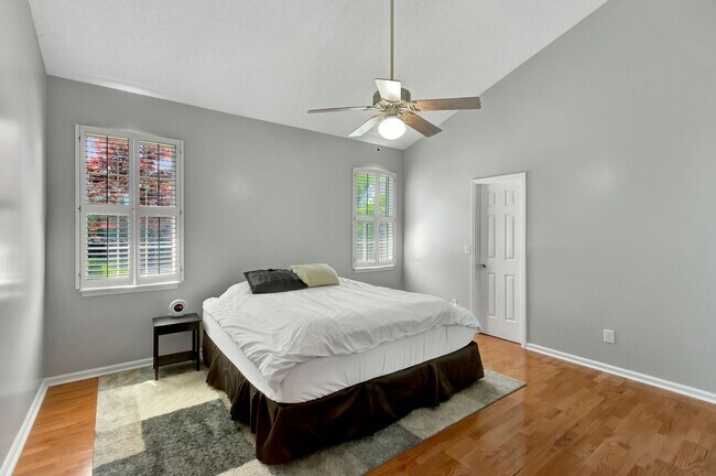 Building Photo - Charming Charleston National Home