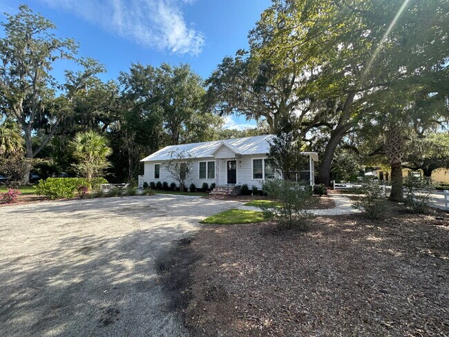 Building Photo - Low Country Cottage located in the Heart of Bluffton!