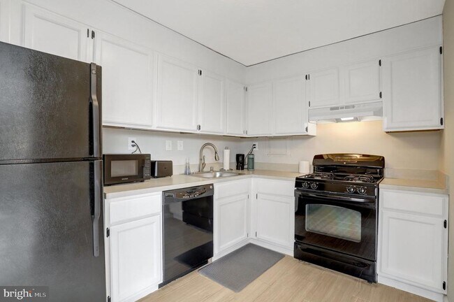 Building Photo - 4600 S Four Mile Run Dr