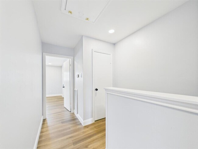 Building Photo - 10380 Briar Forest Dr