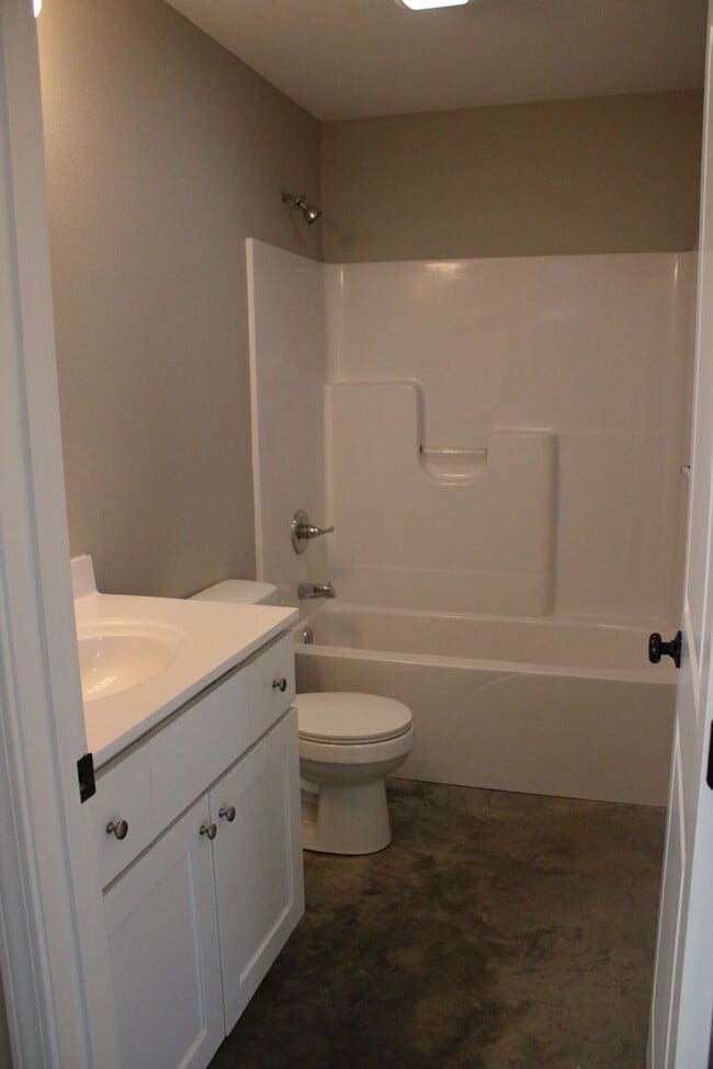 Building Photo - 3 bed, 1 bath Home