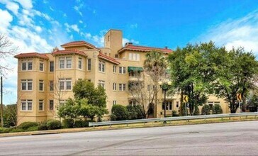 Building Photo - Gorgeous condo located in Summerville Clos...