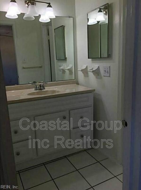 Building Photo - 800 St Denis Ct