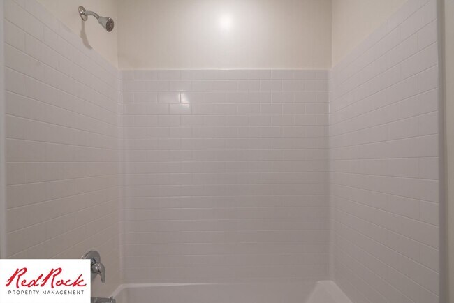 Building Photo - Stunning Spacious 3 Bedroom Unit