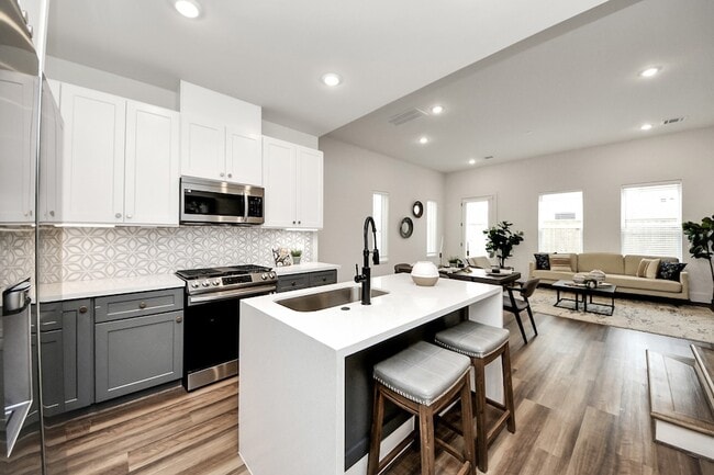 Building Photo - 879 Rachel St