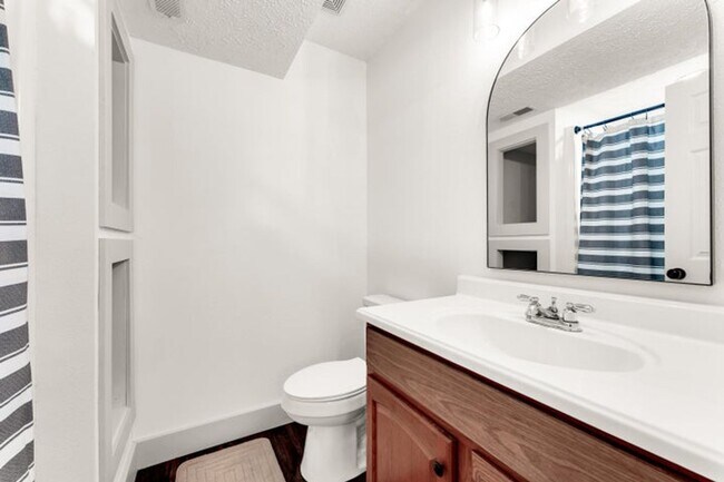 Building Photo - NIXA-5 Bed, 3 bath REMODELED Home | Walkou...