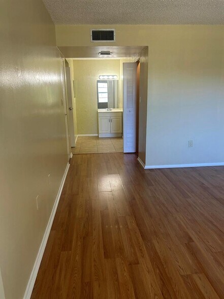 Building Photo - 4304 NW 9th Ave