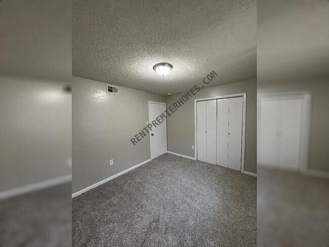 Building Photo - 407 S Fir St