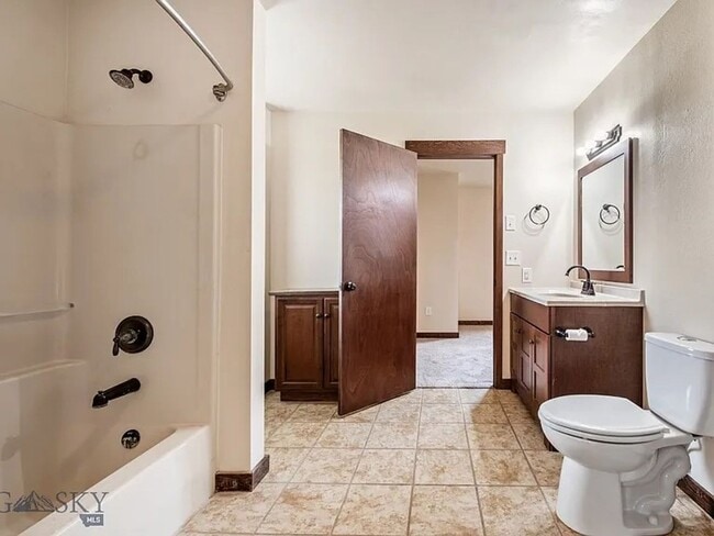 Building Photo - Cute House, Large Yard