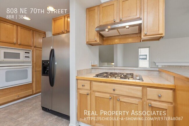 Building Photo - 808 NE 70th St