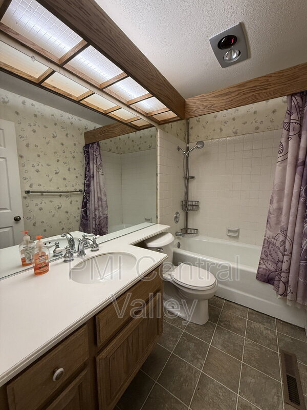 Building Photo - 1725 Edgebrook Dr