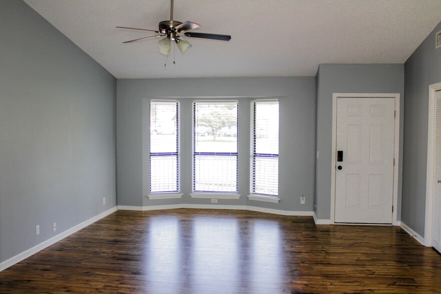 Living Room - 501 Westgate Cir