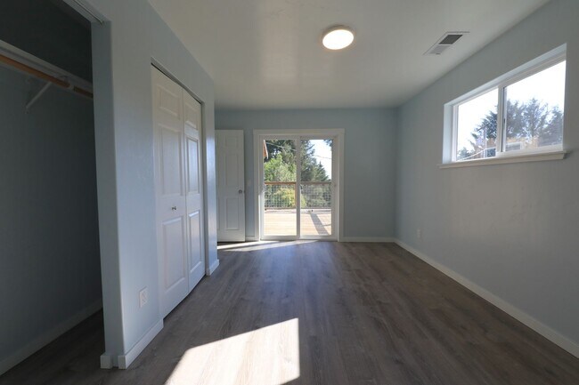 Building Photo - 287/289