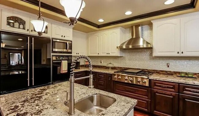 Building Photo - Spacious 5-Bedroom Home for Rent in Prime ...