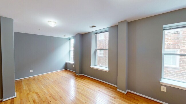 Building Photo - ***ONE MONTHS RENT FREE*** Newly Available...