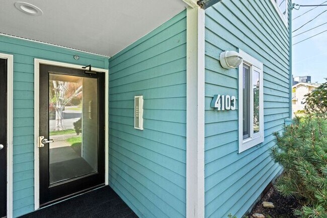 Building Photo - Beautifully Remodeled Top Floor Alki Condo with Views!