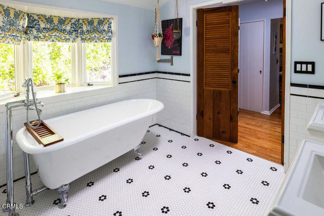 Building Photo - 4053 Cromwell Ave