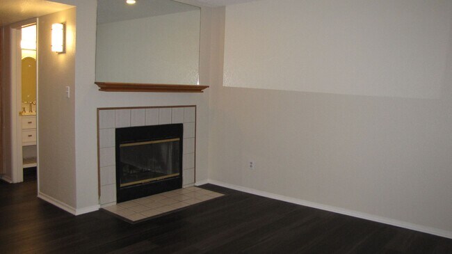 Building Photo - Condo in South West Bakersfield Private Co...