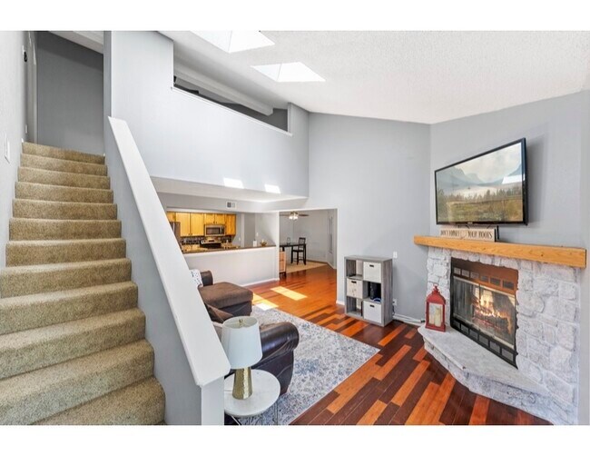 Building Photo - 12024 W Cross Dr