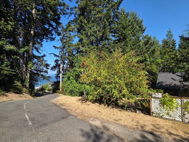Building Photo - 531 77th Way NE