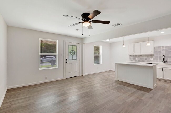 Building Photo - Updated Greenville Home