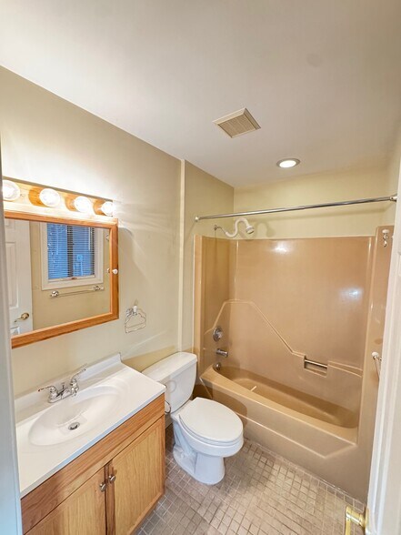 Building Photo - 40 Sundial Cir
