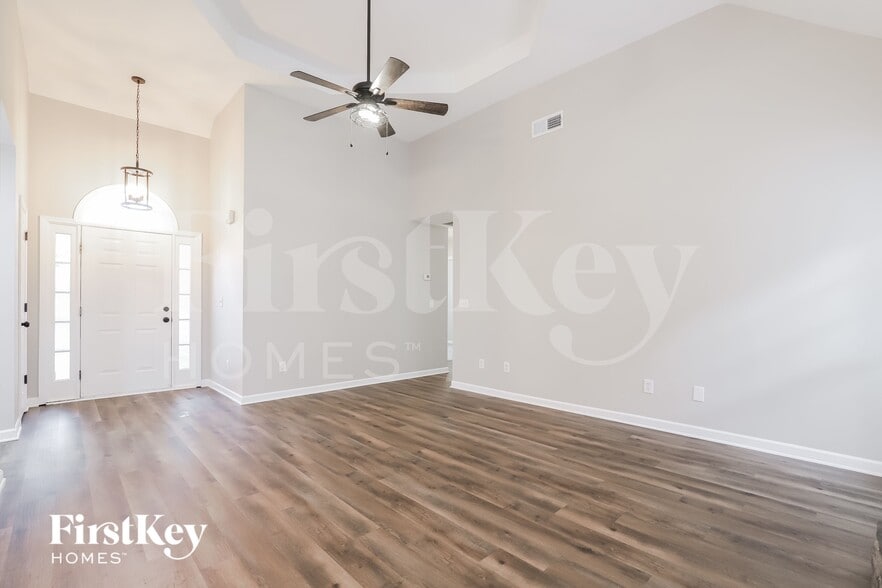 Building Photo - 660 Rosebud Ln