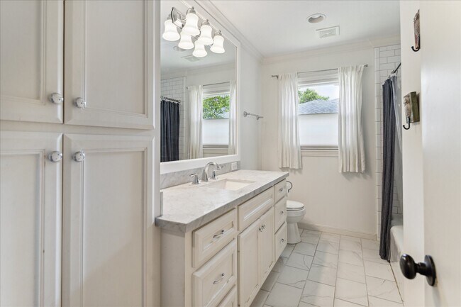 Building Photo - 3215 Castlewood St