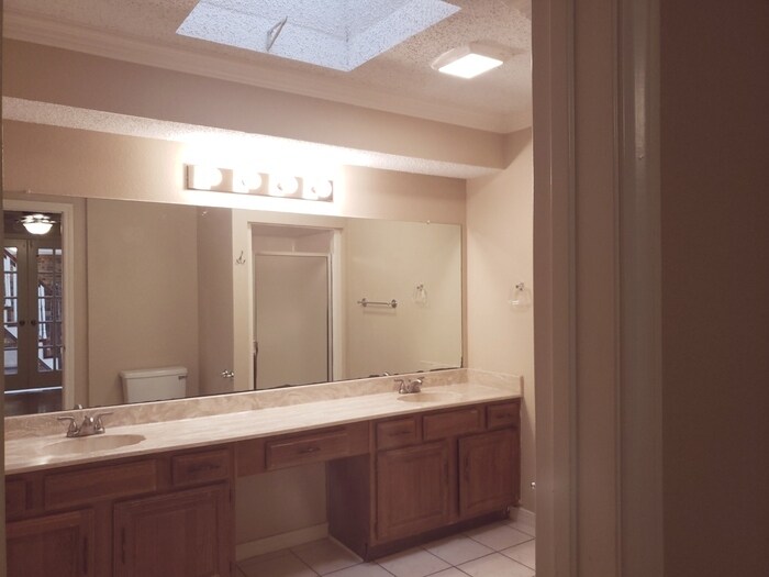 Building Photo - 2217 Rockwood Dr