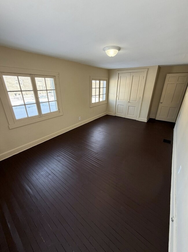 Building Photo - 1003 1/2 Sunset Ave