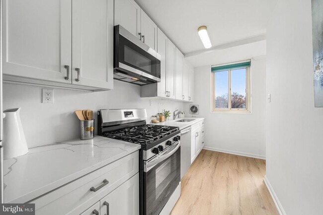 Building Photo - 4000 Tunlaw Rd NW