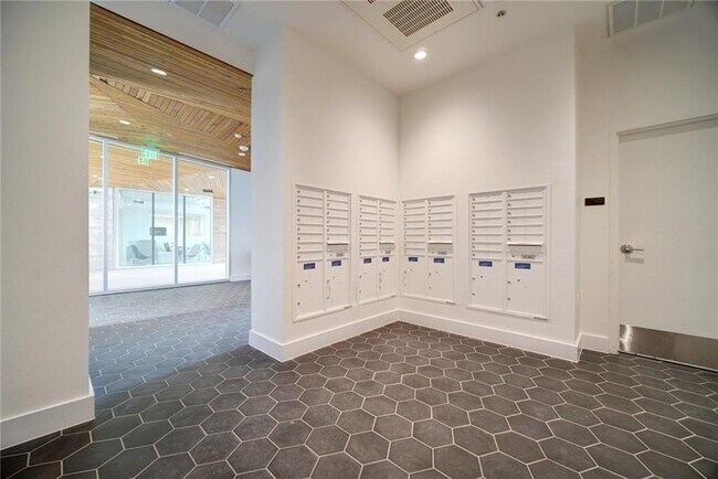 Building Photo - 900 S 1st St