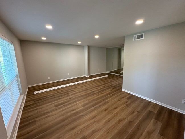 Building Photo - Newly Renovated 4 bed, 2.5 bath Townhome i...