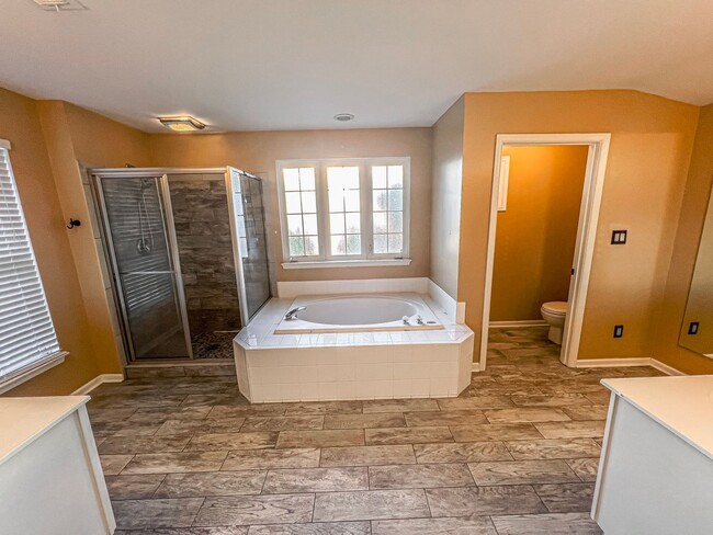 Building Photo - Stunning 4 Bedroom 3 Bathroom Brick Home W...