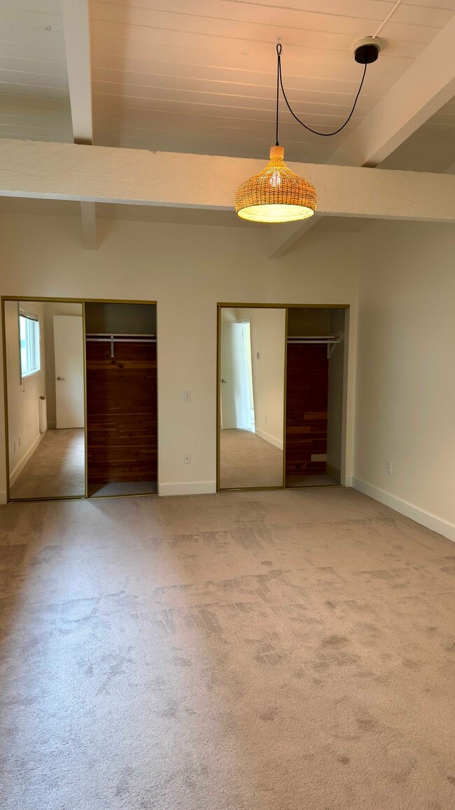 Building Photo - 3318 Beach Dr SW