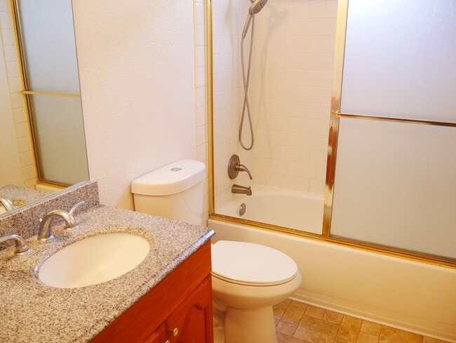 Building Photo - Cozy 2 Bed 2 Bath 950sq. ft. Duplex in Elk Grove