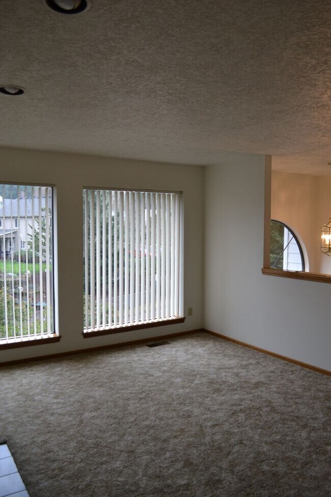 Building Photo - BEAUTIFUL 3 BEDROOM 3 BATH HOUSE LOCATED IN SOUTH SALEM