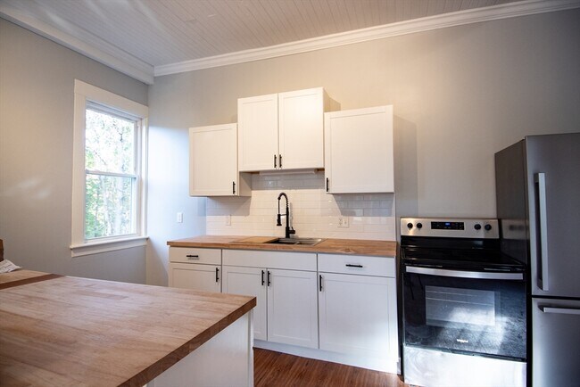 Building Photo - 3 Bridge St