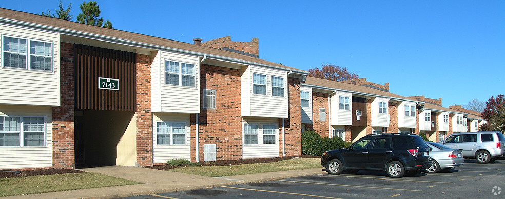 Building Photo - Berkley Square Apartments