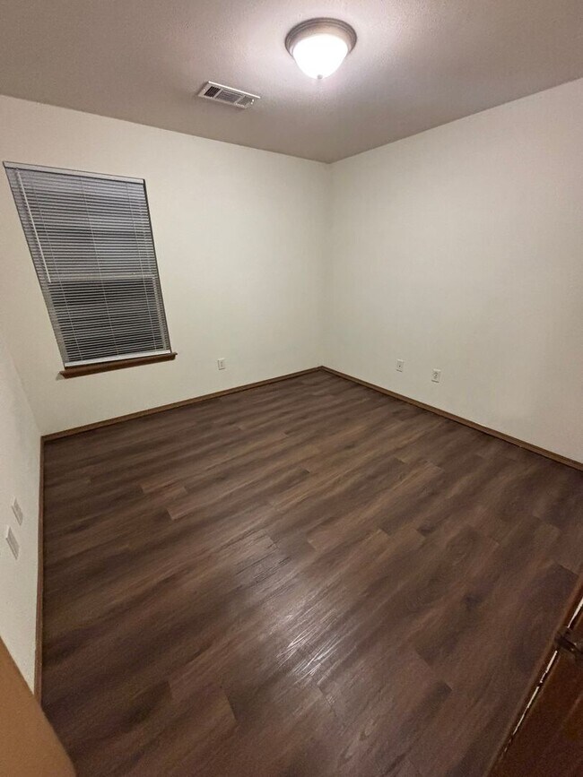 Building Photo - 305-307 E. Asher Ct.