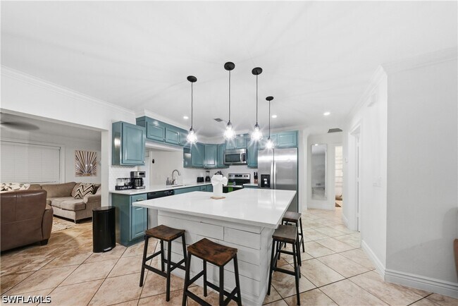 Building Photo - 2473 Poinciana St