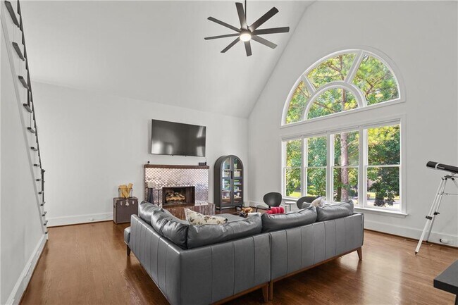 Building Photo - 455 Majestic Cove